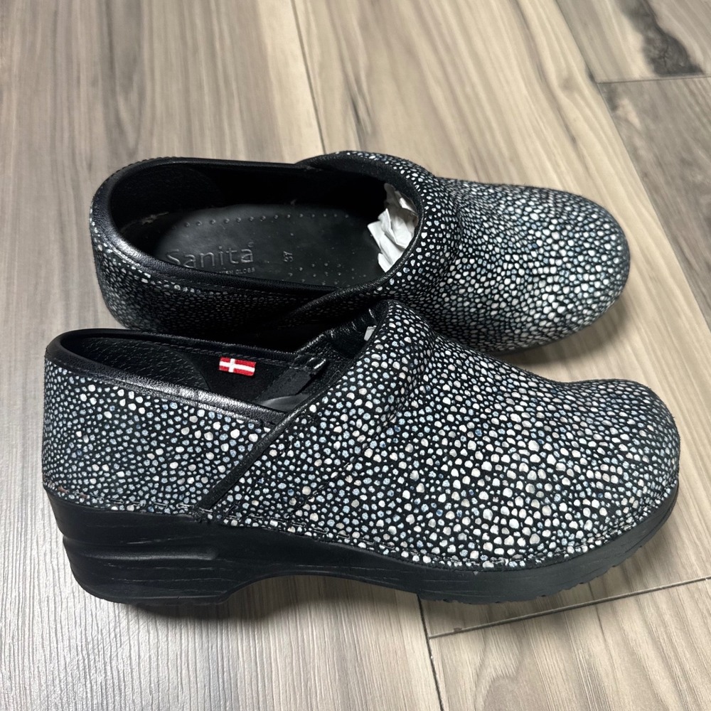 Sanita Professional Clogs Womens 37 Black White Stingray Pebbled Print Shoes
